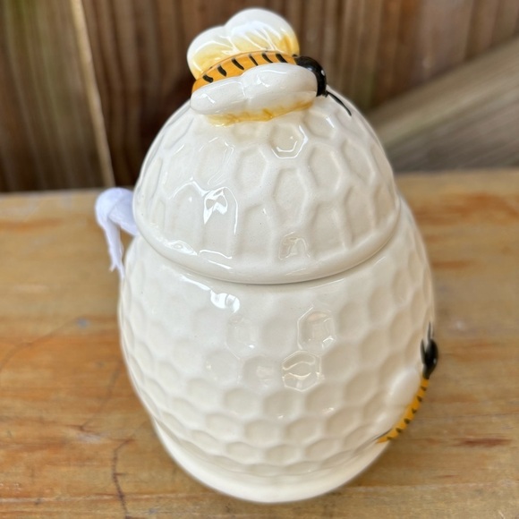 New Maxcera Ceramic Honeycomb Textured Honey Pot & Spoon with 3D Honey Bees - Picture 2 of 9